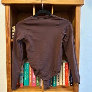 SKIMS Essential Crew Neck Long Sleeve Bodysuit — Cocoa S/M